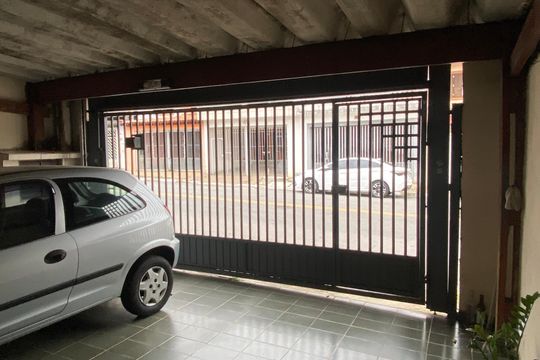 Garagem de casa à venda com 3 quartos, 132m² em Quitaúna, Osasco