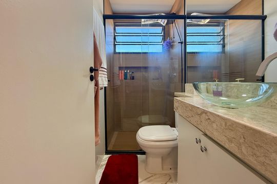 Banheiro de apartamento à venda com 2 quartos, 52m² em Jardim Casablanca, São Paulo