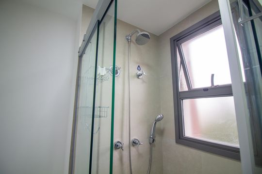 Banheiro de kitnet/studio para alugar com 1 quarto, 22m² em Santo Amaro, São Paulo