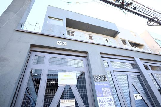 Fachada de casa para alugar com 1 quarto, 45m² em Bussocaba, Osasco