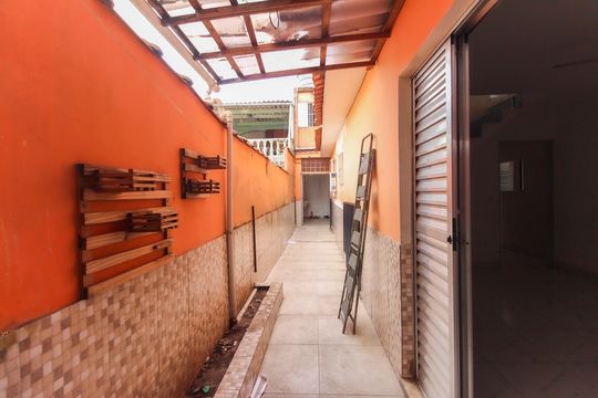 Corredor Externo de casa para alugar com 5 quartos, 250m² em Limoeiro, São Paulo