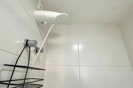 Banheiro de kitnet/studio para alugar com 1 quarto, 25m² em Sumarezinho, São Paulo