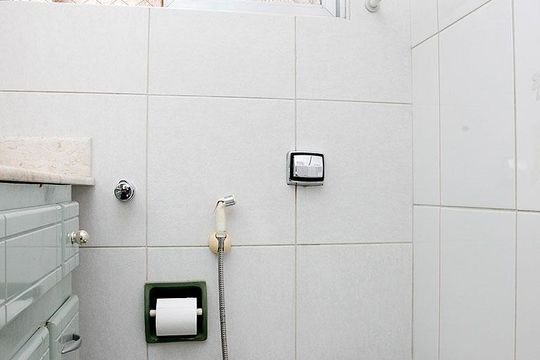 Banheiro de kitnet/studio para alugar com 1 quarto, 38m² em Centro Histórico, Porto Alegre