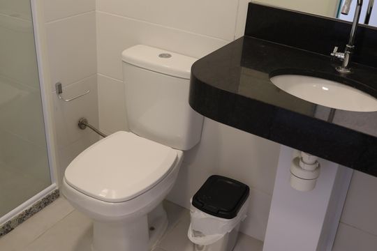 Banheiro de apartamento para alugar com 1 quarto, 48m² em Vila Pindorama, Barueri