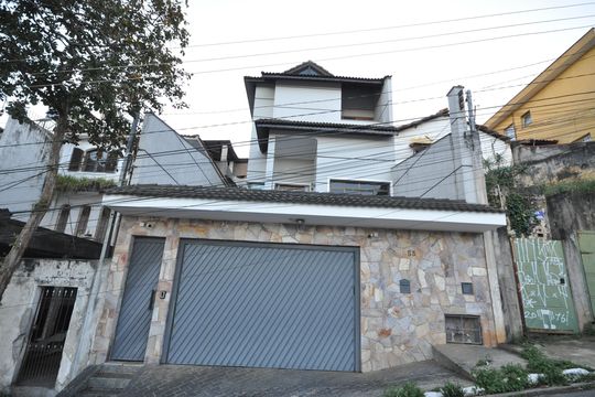 Fachada de casa à venda com 3 quartos, 253m² em Horto Florestal, São Paulo