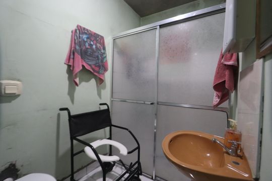 Banheiro de casa à venda com 3 quartos, 105m² em Jardim Mimar, São Paulo
