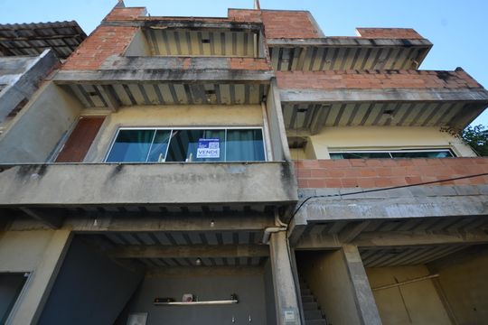 Fachada de casa à venda com 3 quartos, 70m² em Vila Valqueire, Rio de Janeiro