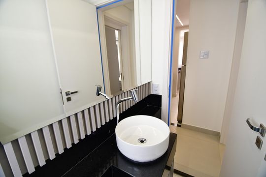 Lavabo de apartamento para alugar com 1 quarto, 51m² em Centro, Campinas
