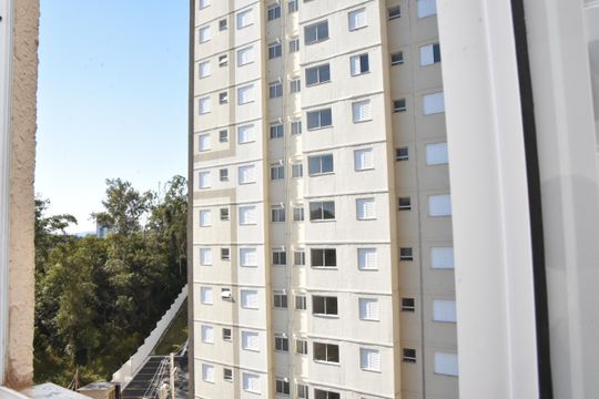 quarto 1 vista janela de apartamento para alugar com 2 quartos, 57m² em Chácara Morada Mediterrânea, Jundiaí