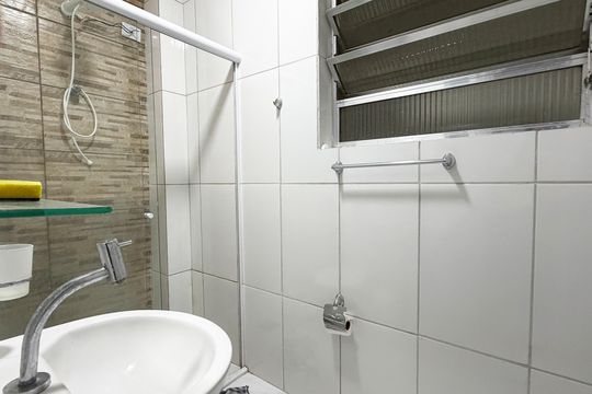 Banheiro de apartamento para alugar com 1 quarto, 40m² em Embaré, Santos