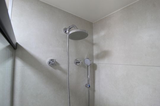 Banheiro de kitnet/studio para alugar com 1 quarto, 26m² em Indianópolis, São Paulo