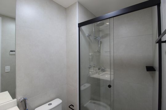 Banheiro de kitnet/studio para alugar com 1 quarto, 26m² em Indianópolis, São Paulo