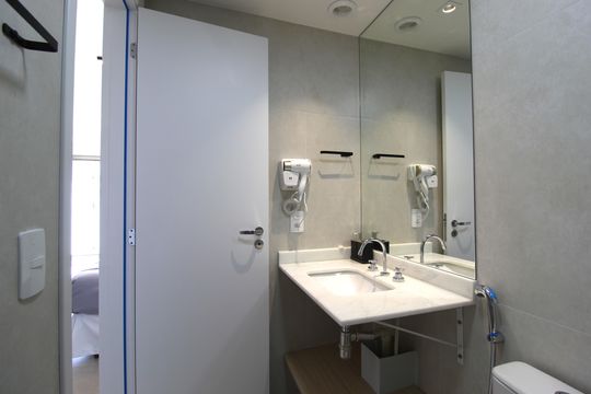 Banheiro de kitnet/studio para alugar com 1 quarto, 26m² em Indianópolis, São Paulo