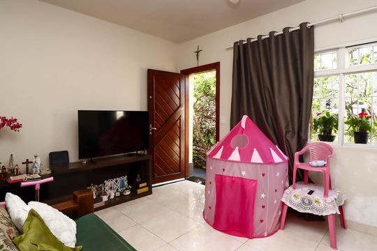 Casa à venda com 3 quartos, 219m² em Jardim Ouro Preto, Taboão da Serra