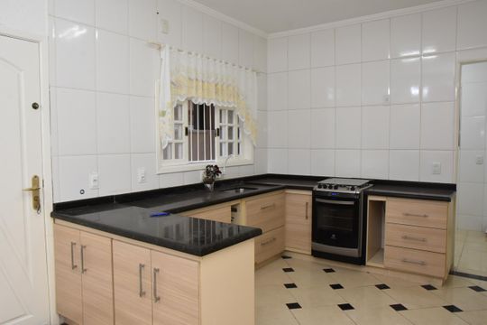 Cozinha pia com fogão de casa à venda com 3 quartos, 190m² em Colônia, Jundiaí