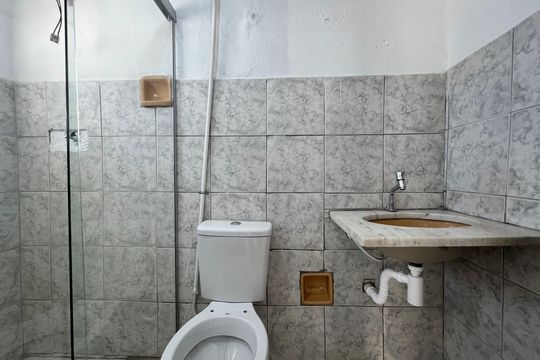 Banheiro de casa para alugar com 1 quarto, 55m² em Novo Glória, Belo Horizonte