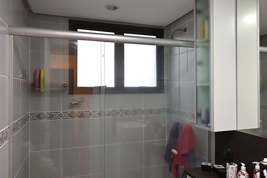 Banheiro da Suíte de apartamento à venda com 3 quartos, 167m² em Vila Ipiranga, Porto Alegre
