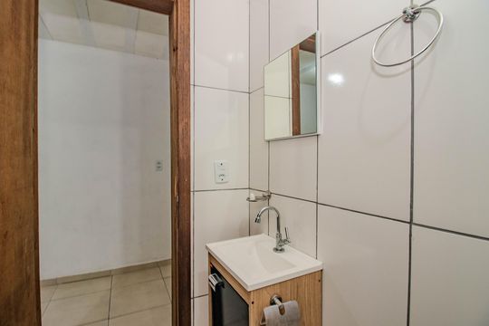 Banheiro de casa de condomínio para alugar com 1 quarto, 28m² em Mário Quintana, Porto Alegre