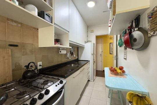 Cozinha de apartamento à venda com 2 quartos, 60m² em Partenon, Porto Alegre