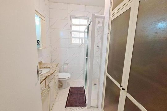 Banheiro de apartamento à venda com 2 quartos, 60m² em Santana, Porto Alegre