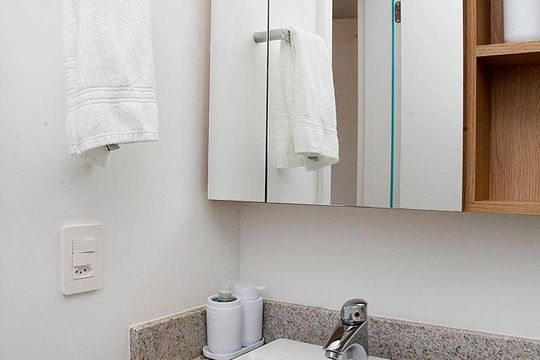 Banheiro de kitnet/studio para alugar com 1 quarto, 24m² em Boa Vista, Porto Alegre
