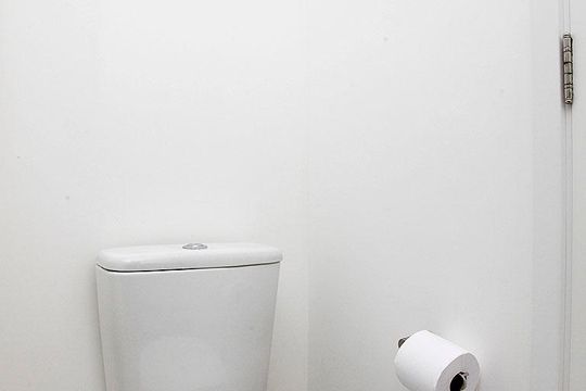 Banheiro de kitnet/studio para alugar com 1 quarto, 24m² em Boa Vista, Porto Alegre