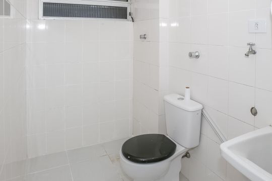 Banheiro de kitnet/studio para alugar com 1 quarto, 20m² em Água Branca, São Paulo