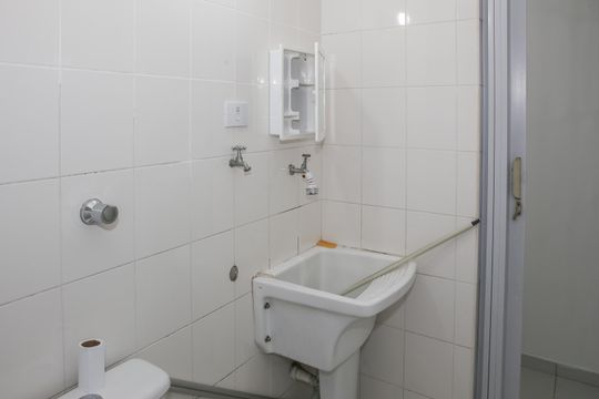 Banheiro de kitnet/studio para alugar com 1 quarto, 20m² em Água Branca, São Paulo