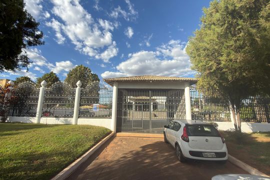 Fachada  de casa para alugar com 10 quartos, 5000m² em Águas Claras, Brasília