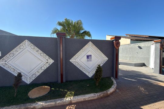 Fachada  de casa para alugar com 3 quartos, 400m² em Setor Habitacional Vicente Pires, Brasília