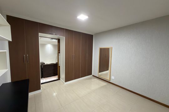 Quarto 01  de casa para alugar com 3 quartos, 400m² em Setor Habitacional Vicente Pires, Brasília