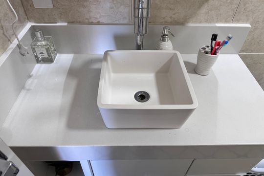 Banheiro Social de apartamento para alugar com 2 quartos, 58m² em Barra da Tijuca, Rio de Janeiro