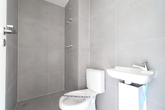 Banheiro de serviço  de apartamento à venda com 3 quartos, 188m² em Jardim das Perdizes, São Paulo