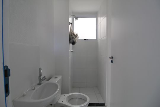Banheiro de apartamento para alugar com 2 quartos, 42m² em Jacarepaguá, Rio de Janeiro