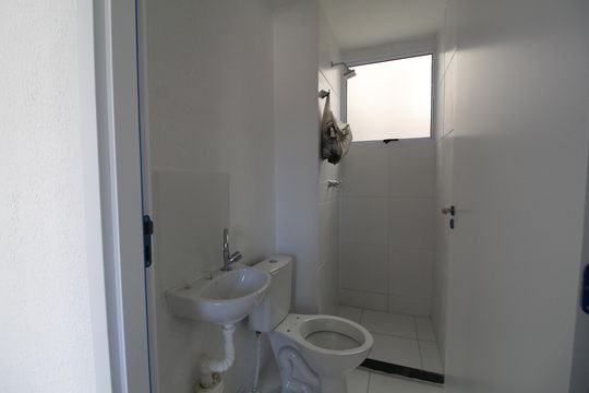 Banheiro de apartamento para alugar com 2 quartos, 42m² em Jacarepaguá, Rio de Janeiro