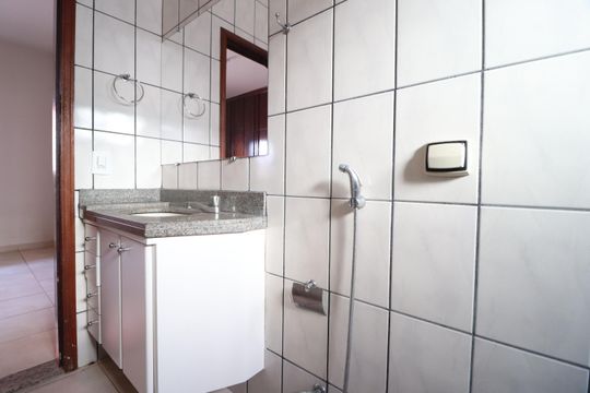 Banheiro do Quarto 3 de casa para alugar com 4 quartos, 200m² em Jardim Patricia, Uberlândia