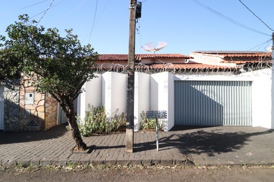 Fachada de casa para alugar com 4 quartos, 200m² em Jardim Patricia, Uberlândia