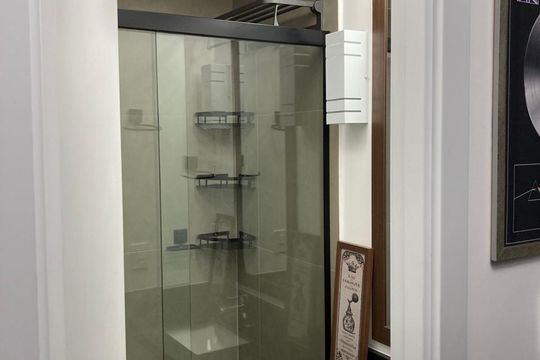 Banheiro social de kitnet/studio para alugar com 1 quarto, 25m² em Auxiliadora, Porto Alegre