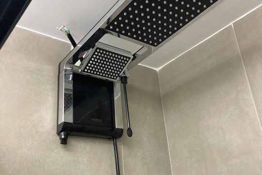 Banheiro social de kitnet/studio para alugar com 1 quarto, 25m² em Auxiliadora, Porto Alegre