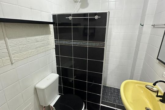 Banheiro de apartamento para alugar com 1 quarto, 38m² em Centro, São Vicente