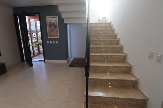 Escada de casa de condomínio para alugar com 4 quartos, 276m² em Neópolis, Gravataí