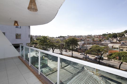 Varanda de kitnet/studio para alugar com 1 quarto, 35m² em João Pinheiro, Belo Horizonte