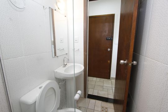 Banheiro de kitnet/studio para alugar com 1 quarto, 35m² em João Pinheiro, Belo Horizonte