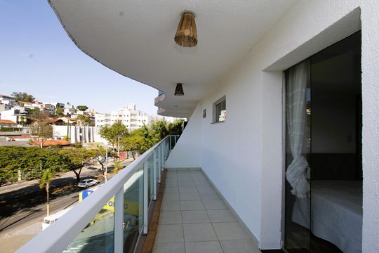 Varanda de kitnet/studio para alugar com 1 quarto, 35m² em João Pinheiro, Belo Horizonte