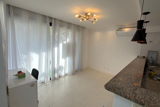 Sala de casa de condomínio à venda com 3 quartos, 140m² em Recreio dos Bandeirantes, Rio de Janeiro