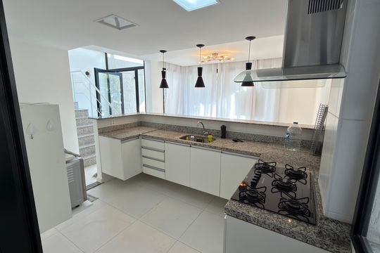 Cozinha de casa de condomínio à venda com 3 quartos, 140m² em Recreio dos Bandeirantes, Rio de Janeiro