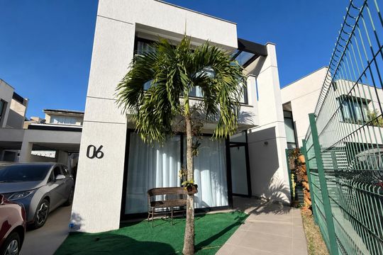 Fachada de casa de condomínio à venda com 3 quartos, 140m² em Recreio dos Bandeirantes, Rio de Janeiro