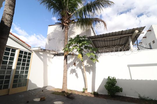 Quintal / Jardim de casa para alugar com 3 quartos, 140m² em Jardim Karaíba, Uberlândia