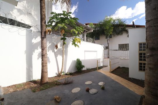 Quintal / Jardim de casa para alugar com 3 quartos, 140m² em Jardim Karaíba, Uberlândia
