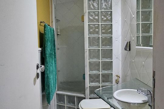 Banheiro de apartamento à venda com 1 quarto, 60m² em Grajaú, Rio de Janeiro